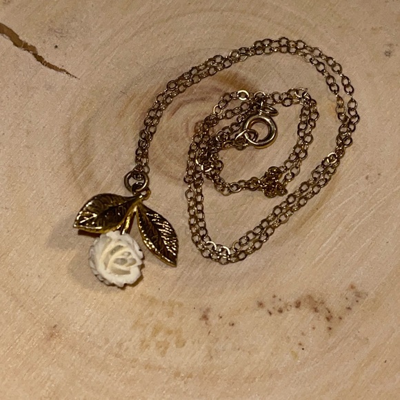 Vintage 70’s Little Rose Necklace on Gold tone chain - Picture 3 of 3